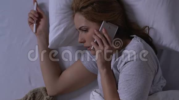 哭女在床上拿着验孕棒和电话结果为阴性视频的预览图