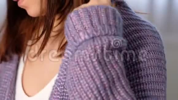 特写镜头视频女人的手紧张地动着舒适的女人贴身穿毛衣的女人冬天视频的预览图