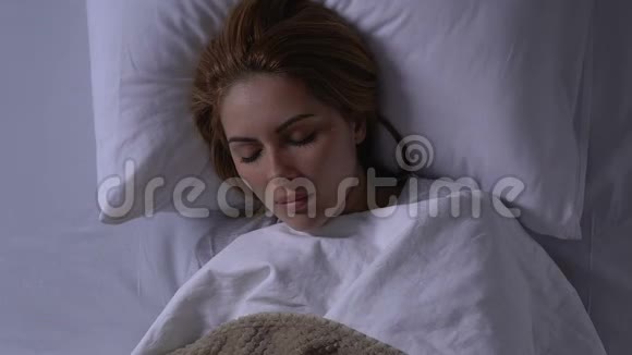 孤独的女性睡在床上脸上的泪水消极的梦噩梦视频的预览图
