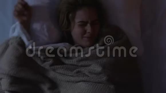 漂亮的女士上床睡觉外面的节日闪光灯打断睡眠视频的预览图
