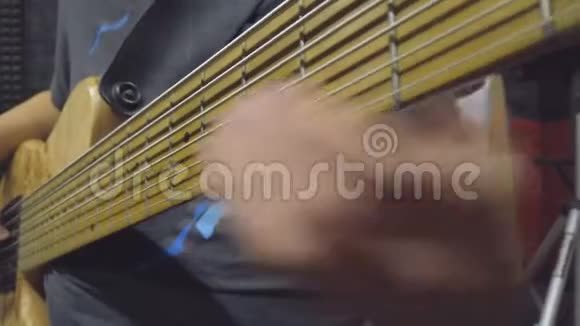 贝斯手演奏五弦贝斯吉他特写视频的预览图