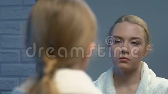 沮丧的青少年女孩转向相机欺凌问题在尴尬的年龄视频的预览图