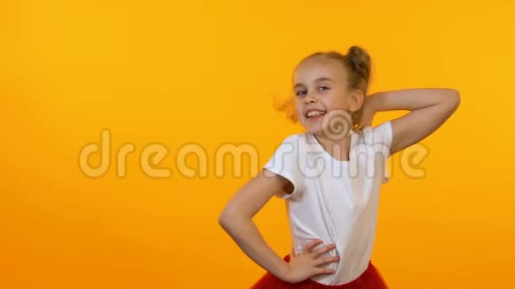 有趣的活跃女孩在镜头前摆姿势跳舞小模特慢动作视频的预览图