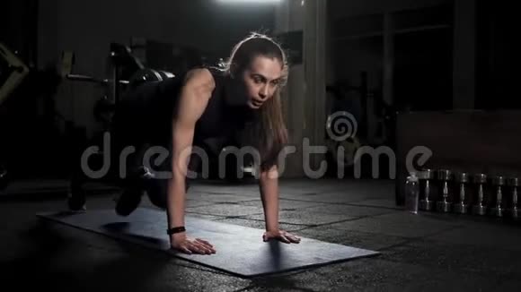 性感迷人的女孩在跑步健身房健身训练晚间练习加强肌肉h的概念视频的预览图