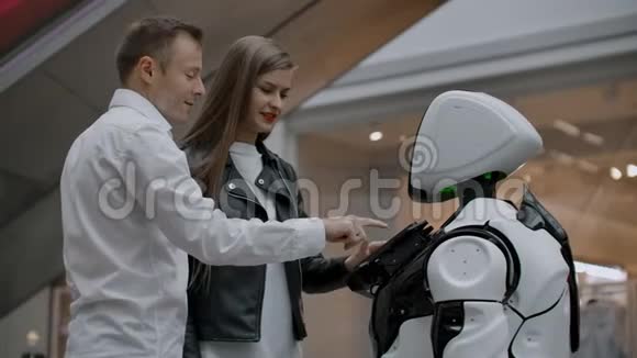 现代机器人技术与人的互动与机器人的友谊和交流助理视频的预览图