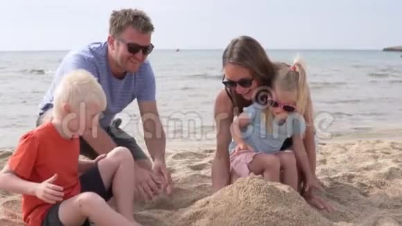 家人在海滩上休息视频的预览图