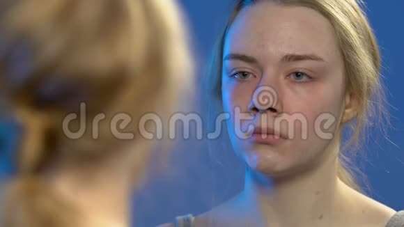 年轻女士看着镜子里的倒影哭泣青少年问题情绪视频的预览图