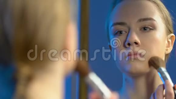 伤心的女孩化妆镜子上写的丑字渴望美丽视频的预览图