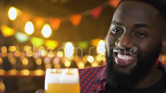 性格开朗的非裔美国人碰啤酒杯晚会庆祝视频的预览图