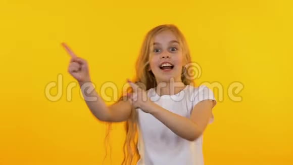 小长发女孩积极地移动到音乐节奏慢动作背景视频的预览图
