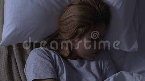 不满的女人晚上上床睡觉失眠问题睡眠障碍视频的预览图