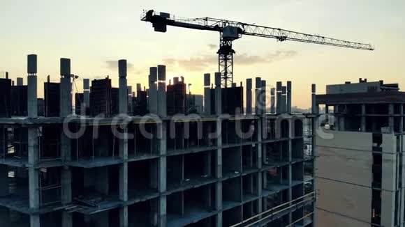 日落大厦地段正在建造的城市房屋施工现场鸟瞰图视频的预览图