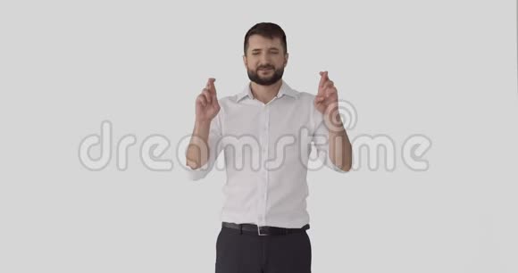 兴奋的商人用手指祈祷视频的预览图