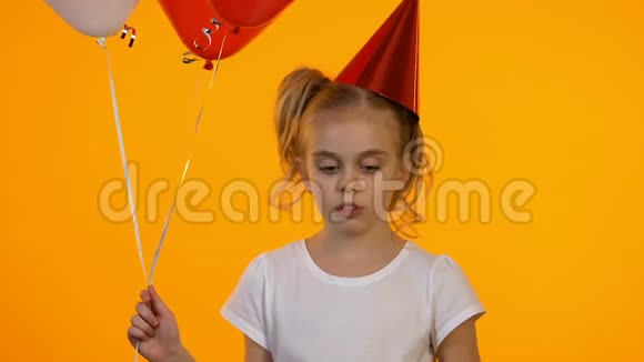 使用派对鼓风机用气球引爆生日孩子视频的预览图