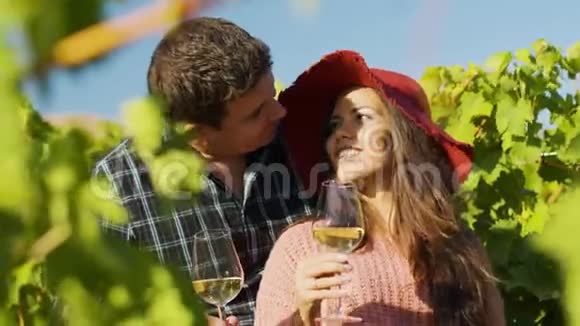 亲密的情侣拥抱在一起手里拿着酒杯视频的预览图