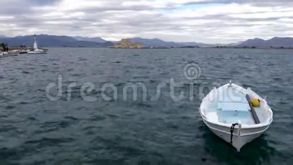 船在海湾的海浪上摆动视频的预览图