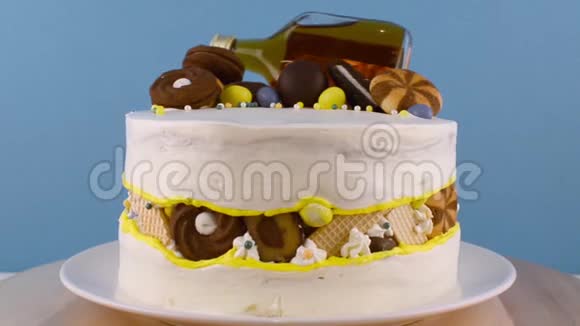 用一瓶酒精糖果和饼干旋转有趣的蛋糕视频的预览图