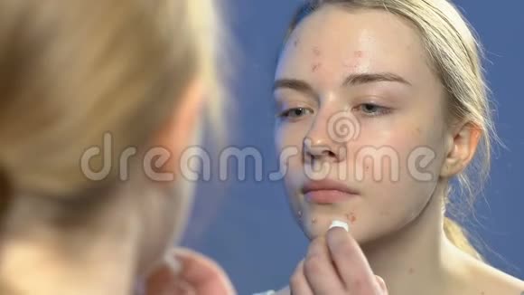 女性青少年面部粉刺抗痘护肤美容视频的预览图