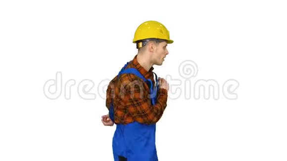 年轻的建筑工人在白色背景上戴着安全帽的时髦舞蹈视频的预览图