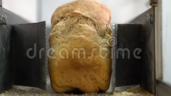 超市里的面包切割机视频的预览图
