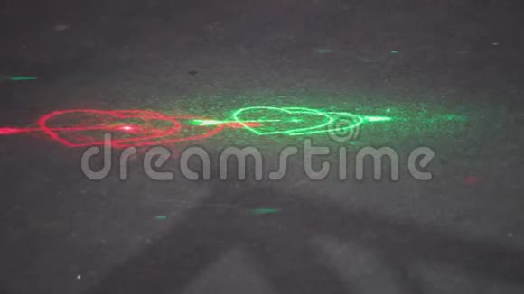 激光对沥青蝴蝶星图案绿色和粉红色背景复制空间视频的预览图