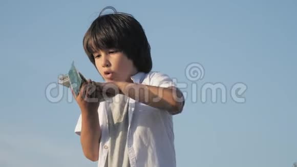 可爱的男孩扔钱欧元钞票视频的预览图