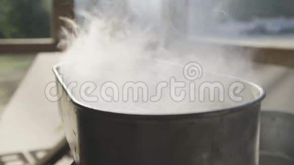 蒸锅煮食物时蒸汽上升视频的预览图