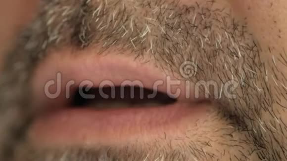一个留着灰白胡须的人吞下了病毒冠状病毒中的一粒药丸并做了一张痛苦的脸超级宏观特写视频的预览图
