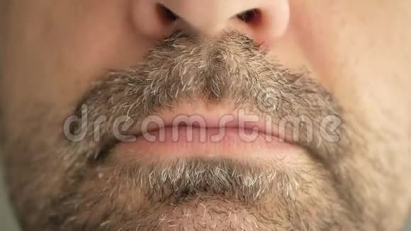 一个留着灰白胡须的人吞下了病毒冠状病毒中的一粒药丸并做了一张痛苦的脸超级宏观特写视频的预览图