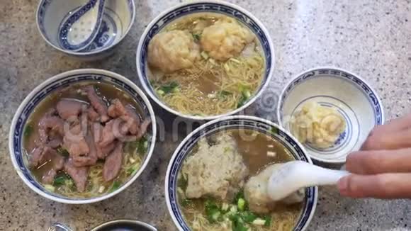 分享广东汤面馄饨虾牛肉和鱼丸香港风格视频的预览图