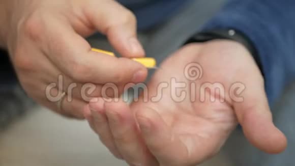 男人用手从水泡包里拿药丸特写男性手倒白橙圆片手里拿着药剂丸氟视频的预览图