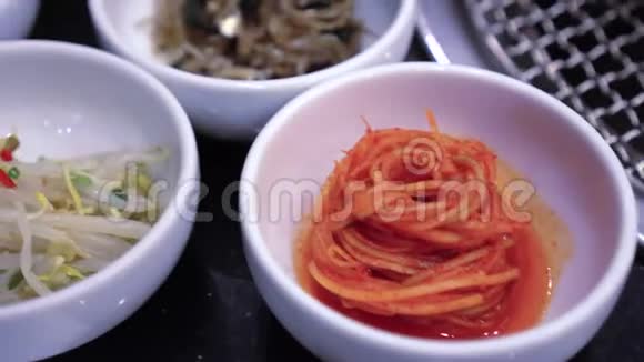 韩国美食品种BBQ配菜泡菜和蔬菜视频的预览图