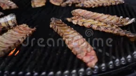 烤在旋转烤架上的猪肉排骨烤架炒猪肉烤肉街头美食节日视频的预览图