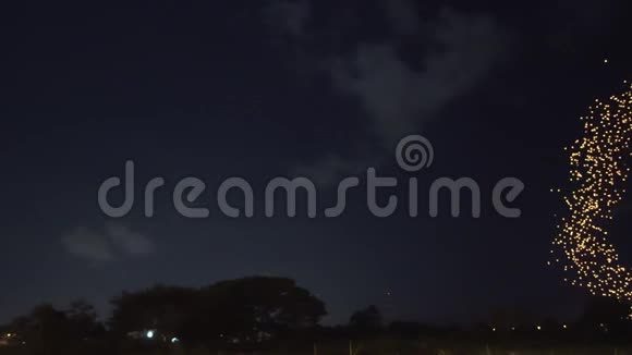 泰国洛伊克拉通节日晚自远方飘线美丽的视角视频的预览图