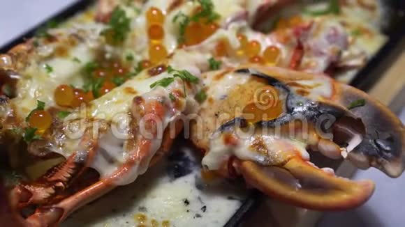 龙虾奶酪和鲑鱼鱼手抓爪子视频的预览图