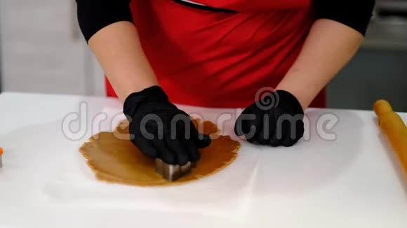 厨师为准备饼干切面团女面包师把面团切成叶子形状上班时的糖果师视频的预览图