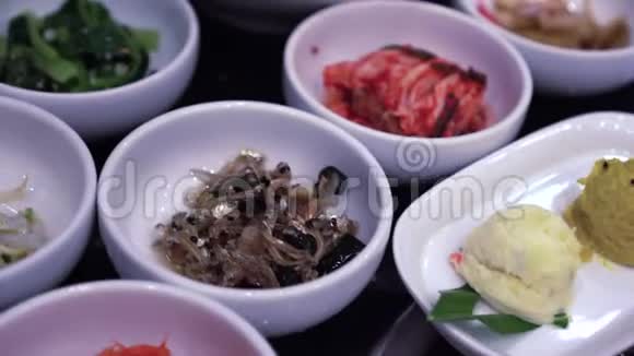 各种韩国配菜全桌烧烤餐视频的预览图