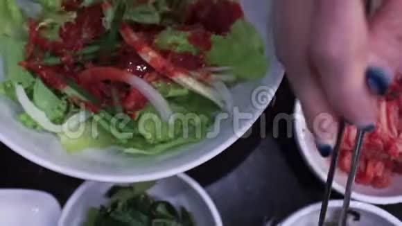 韩国料理各种烧烤配菜泡菜等视频的预览图