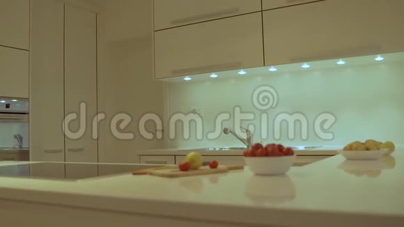 具有白色厨房石英台面电动厨房台面和厨房水槽的现代厨房基础柜的慢速运动作为厨房视频的预览图