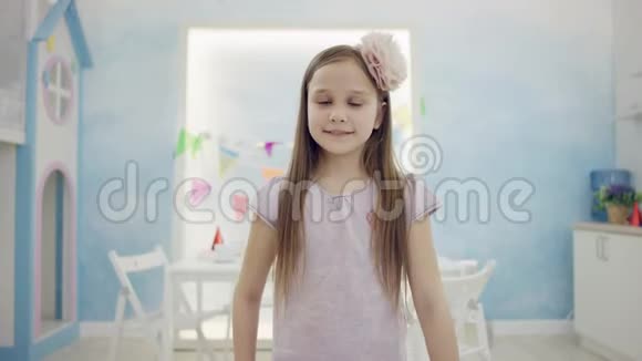 女孩站在房间的镜头前竖起两个大拇指视频的预览图