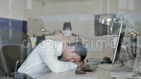 睡懒觉的中老年商人在办公室工作时有午睡视频的预览图