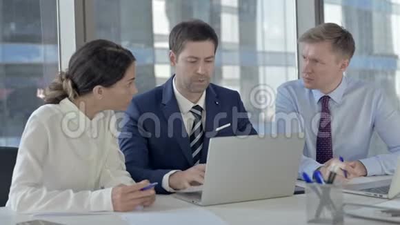 行政人员与商界人士分享办公桌面报告视频的预览图