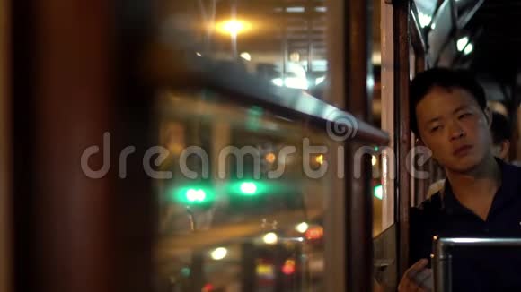 亚洲男子乘坐香港电车后工作压力和收入担忧视频的预览图