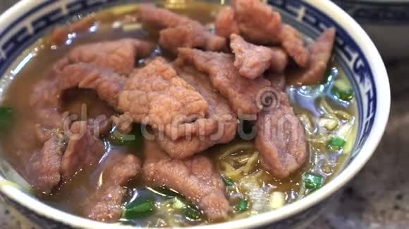 香港粤式馄饨牛肉肉汤面视频的预览图