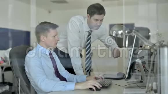 成熟的商人使用办公电脑和同事一起庆祝成功视频的预览图
