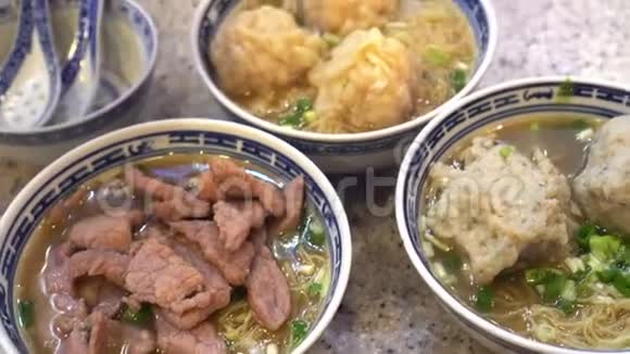 吃广东馄饨牛肉和肉叫汤面视频的预览图