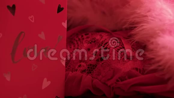 情人节红色亚麻布和红色爱情卡红色蕾丝睡衣情人节礼物视频的预览图