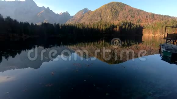 在拉吉迪抚辛湖动态移动在平静的水面上反射阿尔卑斯山脉视频的预览图
