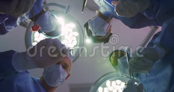 多民族外科医生在医院手术室做手术的上视图视频的预览图