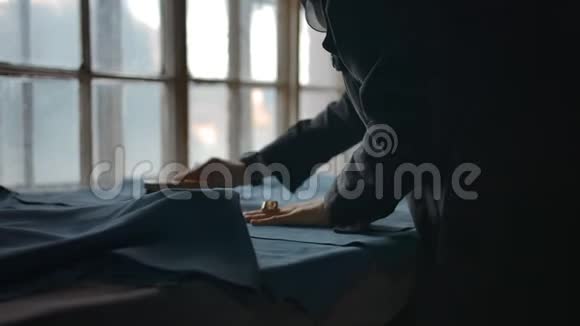 女人的手抚平绒面织物以供进一步生产视频的预览图